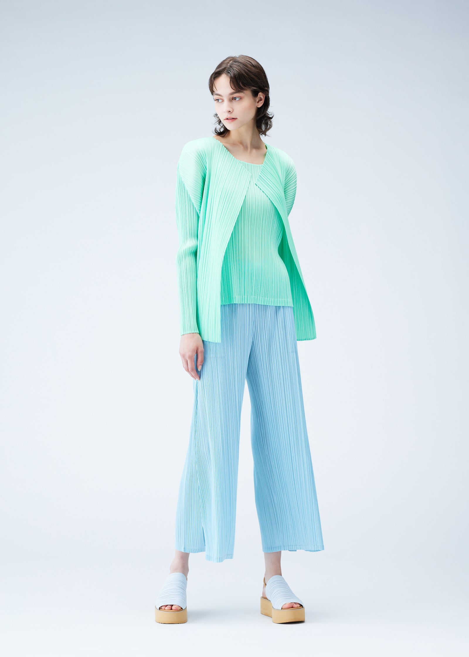 MONTHLY COLORS : MARCH Cardigan Pale Blue | ISSEY MIYAKE EU